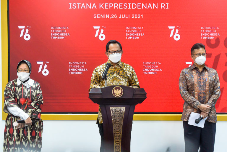 Mendagri Tito Karnavian, Mensos Tri Rismaharini, dan Menkes Budi Gunadi Sadikin dalam keterangan pers bersama, Senin (26/07) siang, di Kantor Presiden, Jakarta
