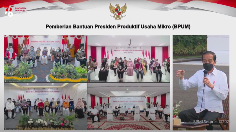 Presiden Jokowi menyerahkan BPUM Tahun 2021 secara simbolis kepada 20 perwakilan penerima, di Halaman Depan Istana Merdeka, Jakarta, Jumat (30/7)
