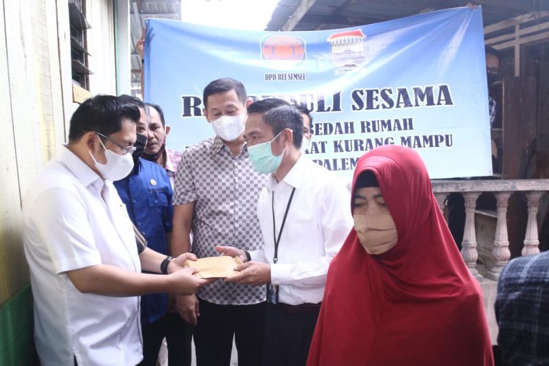 Ayucik (54) warga lorong Setia Budi, Kelurahan 30 Ilir, Kecamatan Ilir Barat Dua Palembang, matanya berbinar-binar saat Sekretaris Daerah Ratu Dewa bersama DPD Real Estate Indonesia Sumatera Selatan (REI Sumsel) mendatangi gubuk reotnya, Kamis (1/7/2021).