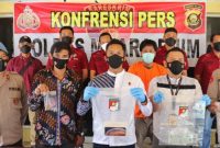 Seorang polisi gadungan, BI (45) di Muara Enim, Sumatera Selatan (Sumsel) yang menghipnotis korban dengan cara menggunakan azimat dengan mengaku sebagai petugas diciduk pihak berwenang.