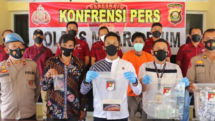 Seorang polisi gadungan, BI (45) di Muara Enim, Sumatera Selatan (Sumsel) yang menghipnotis korban dengan cara menggunakan azimat dengan mengaku sebagai petugas diciduk pihak berwenang.