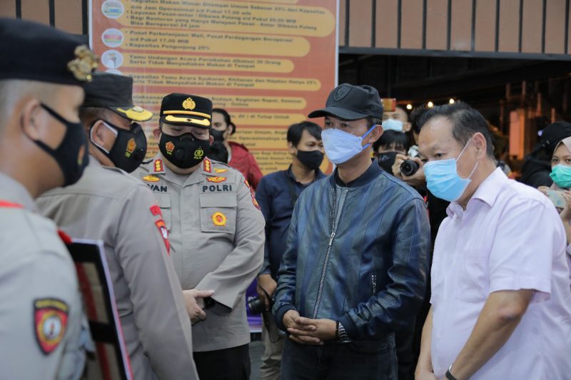 Walikota Palembang H Harnojoyo memberikan sosialisasi di Palembang Trade Center (PTC), Jalan R. Sukamto Kelurahan 8 Ilir, Kecamatan Ilir Timur Dua, Kamis Malam, 7 Juli 2021.