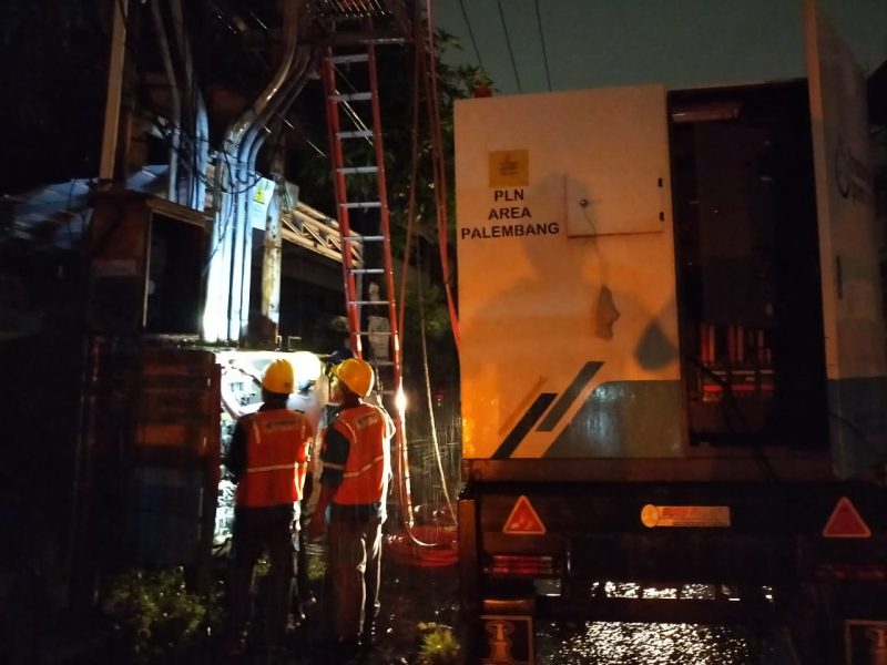Kebakaran yang terjadi di Gudang Mas Sriwijaya Kertapati Karya Jaya Kilometer 10 Fly Over Keramasan Ogan Ilir pada pukul 15.58 WIB, Sabtu 10 Juli 2021 menyebabkan Kabel SUTM (Saluran Udara Tegangan Menengah) 20 KV milik PLN yang mensupply lokasi kebakaran terpaksa dipadamkan hal ini untuk memberikan keamanan petugas dalam melokalisir kejadian.