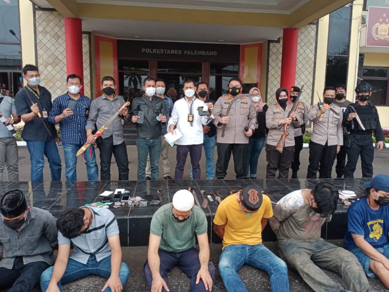 Anggota Kepolisian dari Satuan Reserse Narkoba Polrestabes Palembang bersama Satuan Brimob Polda Sumsel kembali menggerebek kampung narkoba di kawasan Tangga Buntung, tepatnya di Jalan Kadir TKR, Lorong Jambu, Kelurahan 36 Ilir, Kecamatan Gandus Palembang.