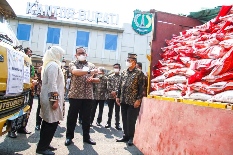 Bupati Dodi Reza Alex Noerdin Distribusikan Bantuan Beras PPKM untuk 25.552 KPM