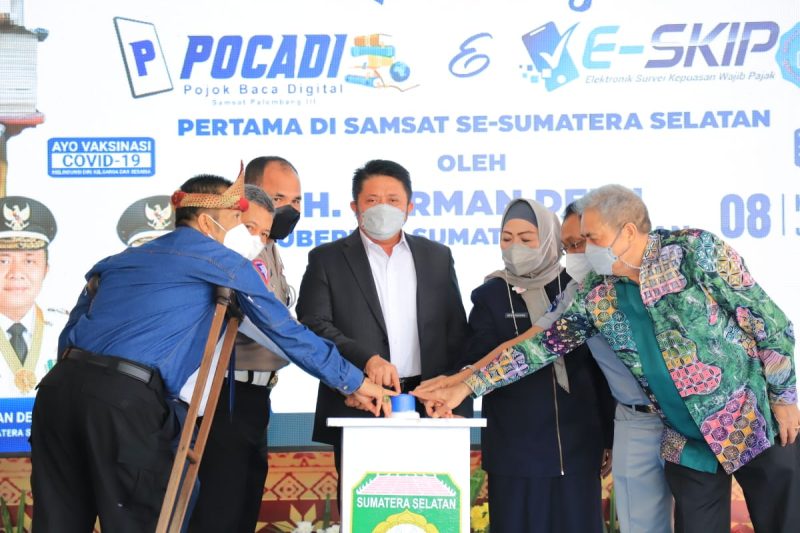 Gubernur Sumsel H Herman Deru melaunching Pojok Baca Digital dan Aplikasi Elektronik Survei Kepuasan Wajib Pajak (E-SKIP) bertempat di Kantor Samsat Wilayah Palembang III KM 9.5 Komplek Ruko Bandara Mas Kecamatan Alang-alang Lebar Palembang, Kamis (8/7).