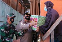 Kapolda Sumsel, Irjen Pol Prof Dr Eko Indra Heri S MM, bersama Pangdam II/Sriwijaya, Mayjen TNI Agus Suhardi memberikan bantuan kepada masyarakat yang sedang melaksanakan Isolasi Mandiri (Isoman) COVID-19 di wilayah Ilir Timur (IT) I Palembang tepatnya di Jalan Puding, Kamis (22/7/2021).
