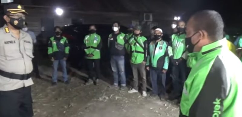Dirintelkam Polda Kombes Pol Ratno Kuncoro Sumsel Bagikan 200 Sembako, Masker dan Stiker Penerapan Prokes untuk Komunitas Ojol