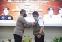 Herman Deru satu-satunya Gubernur di Indonesia mendapatkan penghargaan pin emas dari Kapolri pada peringatan HUT Bhayangkara ke-75 tahun 2021. Penghargaan itu didapatkan Herman Deru berdasarkan SK Kapolri dengan Nomor Keputusan/1088/VI/2021 tentang Pemberian Penghargaan kepada Anggota Kepolisian dan Warga Negara Indonesia (WNI) yang berprestasi dan membantu tugas kepolisian.