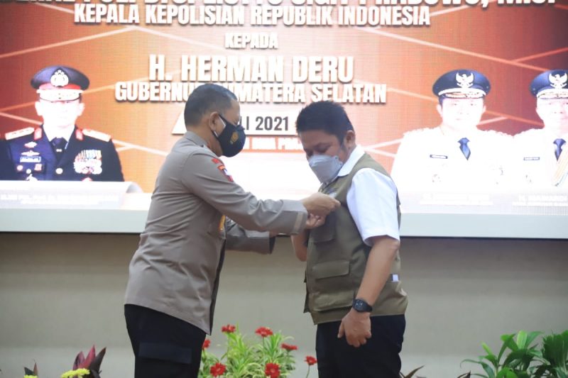 Herman Deru satu-satunya Gubernur di Indonesia mendapatkan penghargaan pin emas dari Kapolri pada peringatan HUT Bhayangkara ke-75 tahun 2021. Penghargaan itu didapatkan Herman Deru berdasarkan SK Kapolri dengan Nomor Keputusan/1088/VI/2021 tentang Pemberian Penghargaan kepada Anggota Kepolisian dan Warga Negara Indonesia (WNI) yang berprestasi dan membantu tugas kepolisian.