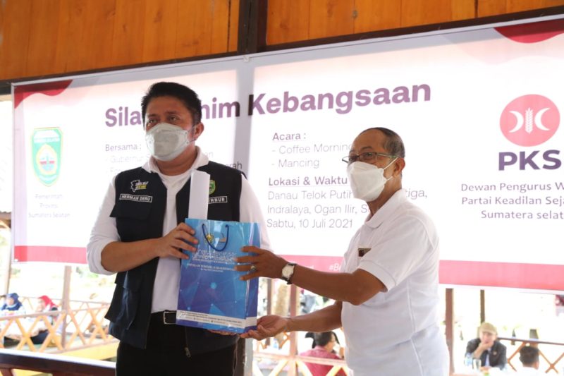 Gubernur Provinsi Sumatera Selatan (Sumsel), Herman Deru hadir langsung dalam silaturahmi kebangsaan yang dilaksanakan Partai Politik (Parpol) bersama Forkopimda Sumsel yang dipusatkan di kolam Pemancingan Danau Telok Putih Pondok Pesantren (Ponpes) Raudhatul Ulum Sakatiga Indralaya Kabupaten Ogan Ilir (OI), Sabtu (10/7/21).