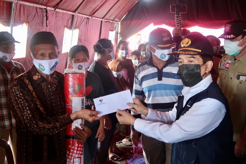Aksi kemanusiaan spontan dilakukan Gubernur Sumatera Selatan (Sumsel) H Herman Deru pasca mendapatkan informasi terjadinya musibah kebakaran di Dusun III Desa Ibul Besar III Kecamatan Pemulutan Kabupaten Ogan Ilir.