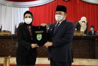 Gubernur Sumsel, H Herman Deru menghadiri Rapat Paripurna ke 31 dengan agenda penyampaian laporan hasil pembahasan dan penelitian komisi-komisi terkait Raperda Pertanggungjawaban Pelaksanaan APBD Tahun Anggaran (TA) 2020 yang digelar di ruang Rapat Paripurna DPRD Sumsel, Senin (12/7/21). 