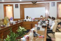  Plh Sekda Sumsel, Akhmad Najib menghadiri Focus Group Discussion (FGD) Monitoring Implementasi QRIS di Wilayah Sumsel yang berlangsung di ruang rapat Kantor Perwakilan BI Sumsel Jalan Jend. Sudirman Palembang, Rabu (14/7/21).    