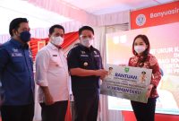 Gubernur Sumsel H Herman Deru memberikan bantuan bagi IKM di Desa Gasing Kecamatan Talang Kelapa Kabupaten Banyuasin, Kamis (15/7).