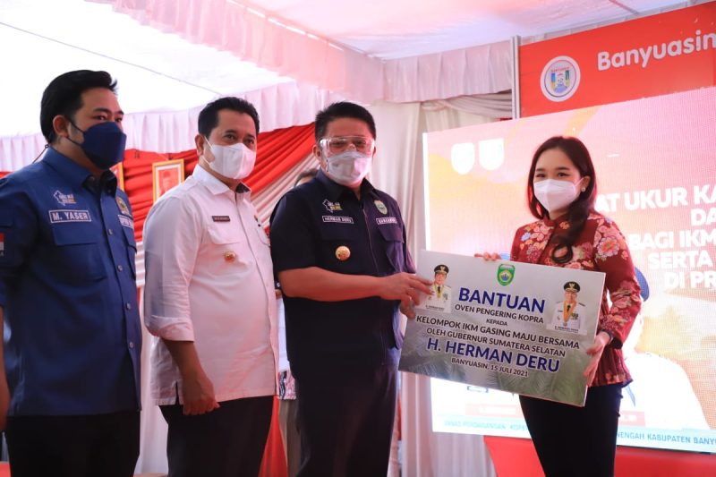 Gubernur Sumsel H Herman Deru memberikan bantuan bagi IKM di Desa Gasing Kecamatan Talang Kelapa Kabupaten Banyuasin, Kamis (15/7).