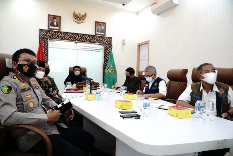 Gubernur Sumatera Selatan (Sumsel) H Herman Deru hadiri rapat koordinasi (Rakor) evaluasi pemberlakuan pembatasan kegiatan masyarakat (PPKM) Mikro diperketat dan PPKM Darurat bersama Menteri Koordinator (Menko) Bidang Perekonomian RI, Airlangga Hartarto secara virtual, bertempat di Command Center Kantor Gubernur, Sabtu (17/7).