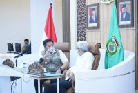 Gubernur Herman Deru bersama Wagub Mawardi Yahya mendengarkan Arahan Presiden RI  Joko Widodo dan Wapres KH Ma'ruf Amin  secara virtual yang diikuti kepala daerah se-Indonesia secara virtual di Command Center Kantor Gubernur, Senin (19/7) siang. 