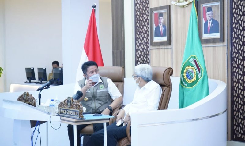 Gubernur Herman Deru bersama Wagub Mawardi Yahya mendengarkan Arahan Presiden RI Joko Widodo dan Wapres KH Ma'ruf Amin secara virtual yang diikuti kepala daerah se-Indonesia secara virtual di Command Center Kantor Gubernur, Senin (19/7) siang.