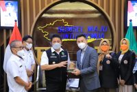 Gubernur Sumatra Selatan (Sumsel) H Herman Deru menerima audiensi Ketua Sekolah Tinggi Ilmu Hukum Sumpah Pemuda (STIHPADA) Palembang, Dr H Firman Freaddy Busroh bertempat di ruang tamu gubernur, Rabu (21/7).