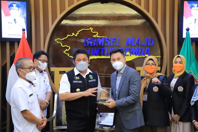 Gubernur Sumatra Selatan (Sumsel) H Herman Deru menerima audiensi Ketua Sekolah Tinggi Ilmu Hukum Sumpah Pemuda (STIHPADA) Palembang, Dr H Firman Freaddy Busroh bertempat di ruang tamu gubernur, Rabu (21/7).