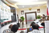 Gubernur Sumsel H Herman Deru mengikuti Rakor Pembahasan Penerapan PPKM Level IV di luar Jawa Bali, bersama Menko Perekonomian RI melalui Vidcon dari Command Center Pemprov Sumsel, Sabtu (24/7) siang.