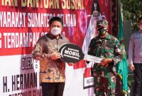 Minggu (25/7) pagi, Gubernur Herman Deru mendistribusikan langsung bansos pangan untuk masyarakat yang terdampak COVID-19 di Sumsel. Pada tahap awal ini, sedikitnya ada 1000 ton beras diberikan untuk masyarakat. 