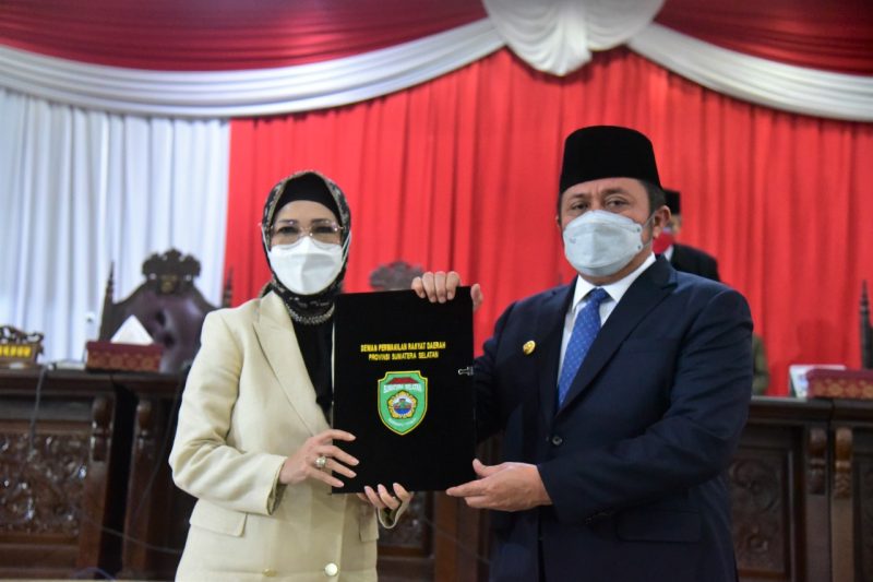 Gubernur Sumsel H Herman Deru melakukan penandatanganan nota kesepakatan bersama Ketua DPRD Sumsel Hj RA Anita Noeringhati tentang rancangan awal perubahan RPJMD Tahun 2019-2023 yang digelar dalam Rapat Paripurna ke-33 DPRD Provinsi Sumsel di Ruang Rapat Paripurna DPRD Sumsel, Senin (26/7).