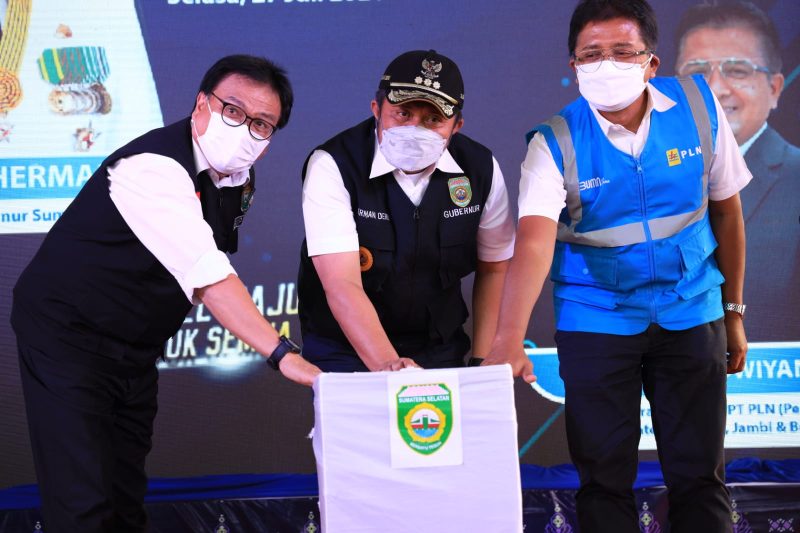 Gubernur Sumsel H Herman Deru Resmikan Jaringan Listrik di Tiga Desa Pelosok Muara Enim