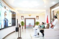 Gubernur Sumsel H Herman Deru saat menghadiri acara Apresiasi Donasi Oksigen untuk warga Jawa Barat secara virtual di Command Center Kantor Gubernur, Rabu (28/7).