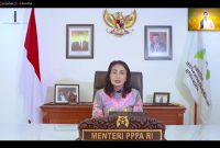 Menteri Pemberdayaan Perempuan dan Perlindungan Anak (PPPA), Bintang Puspayoga saat menerima penghargaan  secara virtual