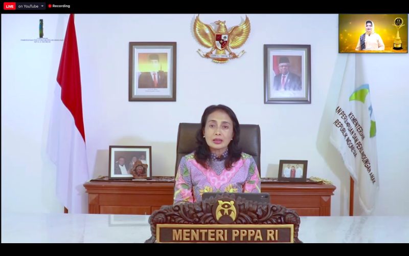 Menteri Pemberdayaan Perempuan dan Perlindungan Anak (PPPA), Bintang Puspayoga saat menerima penghargaan  secara virtual