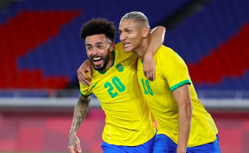 Richarlison selebrasi bersama Claudinho usai hattrick melawan Jerman, Kamis (22/7) (foto: Toru Hanai)