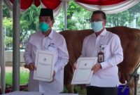 Penyerahan hewan kurban Presiden Jokowi secara simbolis oleh Kepala Biro Administrasi Setpres Sony Kartiko kepada Ketua Harian Badan Pengelola Masjid Istiqlal Asep Syaifuddin, Senin (19/07)