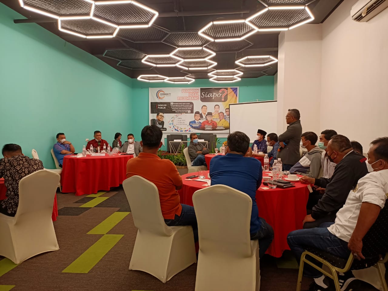 Tampak di lokasi, suasana menjadi hangat, tak terlebih moderator yang memandu, Novembriono SE memberikan warna berbeda sehingga terjadinya interaktif antar narasumber dan mahasiswa yang hadir saat itu.