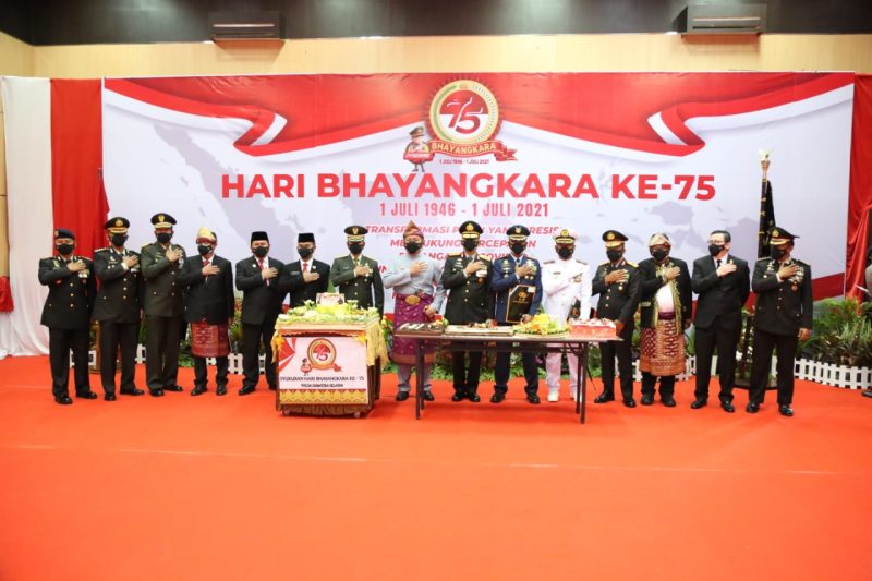 Kenakan Pakaian Adat, Herman Deru Hadiri Puncak HUT Bhayangkara ke 75