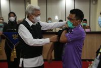 Wakil Gubernur Sumatera Selatan H Mawardi Yahya melepas petugas pemantauan dan pemeriksaan hewan kurban di Graha Bina Praja Pemprov Sumsel, Kamis (1/7).   