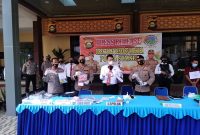Kapolda Sumsel didampingi Kabid Humas dan Direktur Resnarkoba Polda Sumsel saat rilis kasus, Senin (5/7)