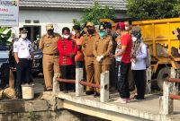Wakil Wali Kota Palembang, Fitrianti Agustinda saat meninjau Sungai Sekanak, Senin (5/7)