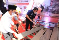 Gubernur Provinsi Sumatera Selatan (Sumsel) Herman Deru bersama Walikota Palembang H Harnojoyo, Rabu (7/7/2021) bedah teras rumah milik janda enam anak di Jalan H Sarkowi B, Kelurahan Keramasan, Kecamatan Kertapati Kota Palembang.