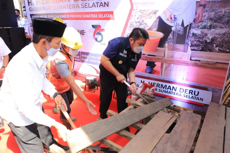 Gubernur Provinsi Sumatera Selatan (Sumsel) Herman Deru bersama Walikota Palembang H Harnojoyo, Rabu (7/7/2021) bedah teras rumah milik janda enam anak di Jalan H Sarkowi B, Kelurahan Keramasan, Kecamatan Kertapati Kota Palembang.