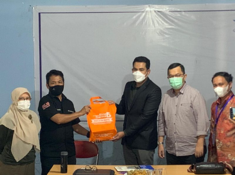 Wakil Rektor II Universitas Bina Darma, Bidang Riset, Inovasi dan Teknologi Dr Edi Surya Negara MKom didampingi Wakil Rektor III Hendri Zainudin SAg SH MM saat memberikan cinderamata kepada Ketua PWI Sumsel, Firdaus Komar, Rabu (7/7)