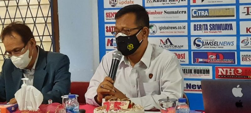Dir Intelkam Polda Sumsel, Kombes Pol Ratno Kuncoro SIK MSi menjadi pembicara dalam dialog membahas urgensi perlindungan hukum profesi wartawan, Kamis (8/7) di Sekretariat PWI Sumsel, Jalan Supeno nomor 11 Palembang.