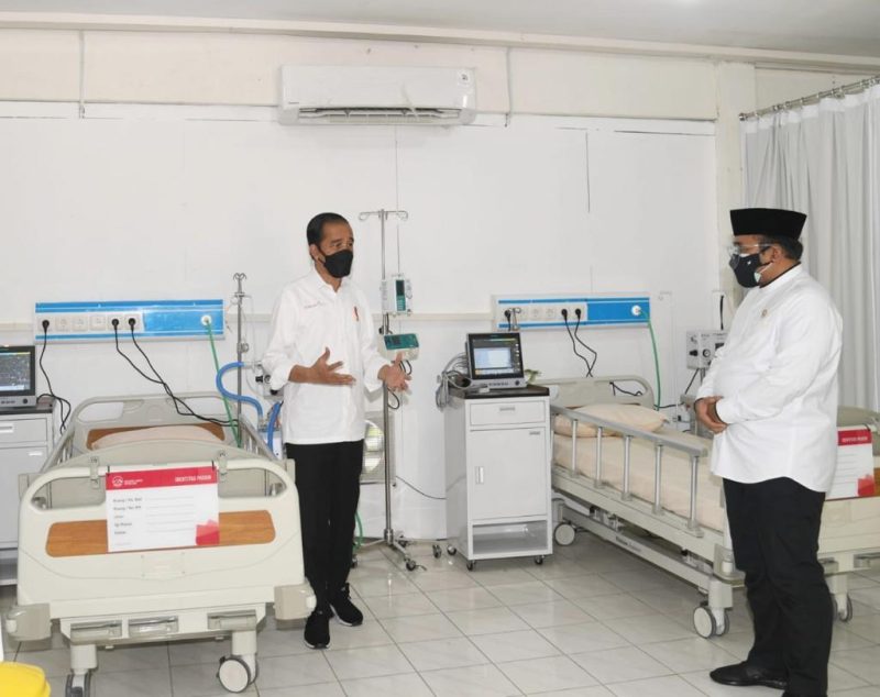 Presiden Jokowi dan Menag Yaqut Cholil Qoumas di Rumah Sakit Asrama Haji, Pondok Gede, Jakarta, Jumat (10/07/2021).