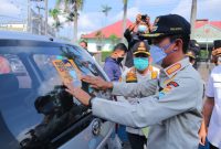 Wali Kota Palembang, H Harnojoyo saat menempelkan stiker ajakan penerapan 5 M, Jumat (16/7)