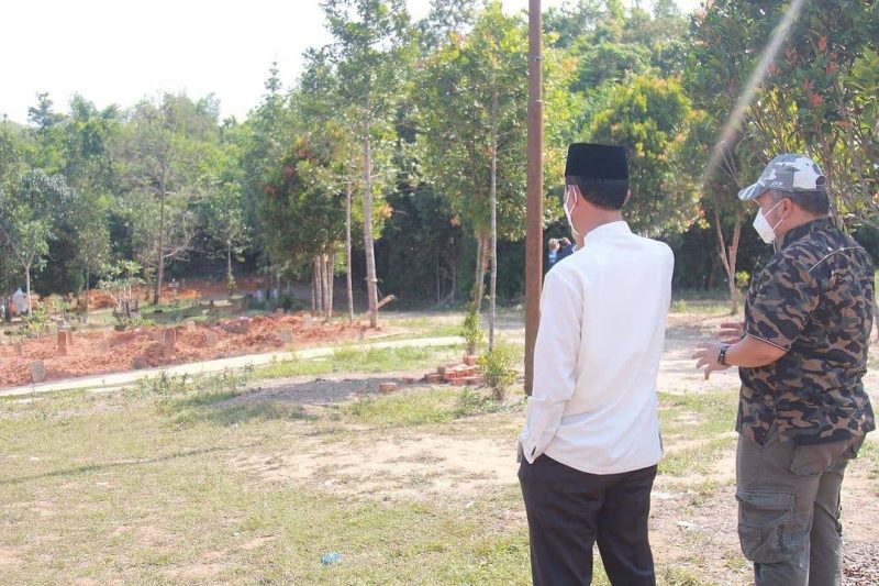 Walikota Harnojoyo tinjau langsung dan memastikan lahan pemakaman korban COVID dilengkapi penerangan, Sabtu 17 Juli 2021.