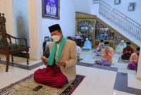 Ibadah hari raya Idul Adha, 10 Dzulhijjah 1442 Hijriah dilaksanakan Walikota Palembang H Harnojoyo bersama keluarga di kediamannya