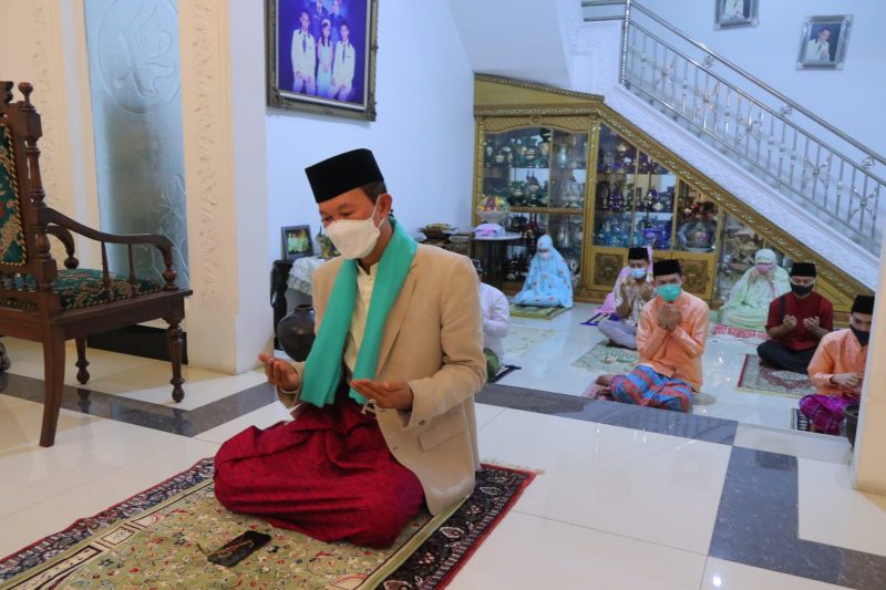 Ibadah hari raya Idul Adha, 10 Dzulhijjah 1442 Hijriah dilaksanakan Walikota Palembang H Harnojoyo bersama keluarga di kediamannya