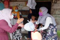 Wakil Walikota Palembang, Fitrianti Agustinda memaknai hari raya Kurban 1442 Hijriah/2021 Masehi dengan berbagi puluhan sembako kepada warga Lorong Bintara, Kelurahan Kuto Batu, Kecamatan Ilir Timur Tiga.