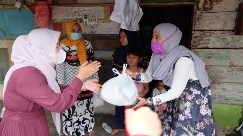 Wakil Walikota Palembang, Fitrianti Agustinda memaknai hari raya Kurban 1442 Hijriah/2021 Masehi dengan berbagi puluhan sembako kepada warga Lorong Bintara, Kelurahan Kuto Batu, Kecamatan Ilir Timur Tiga.